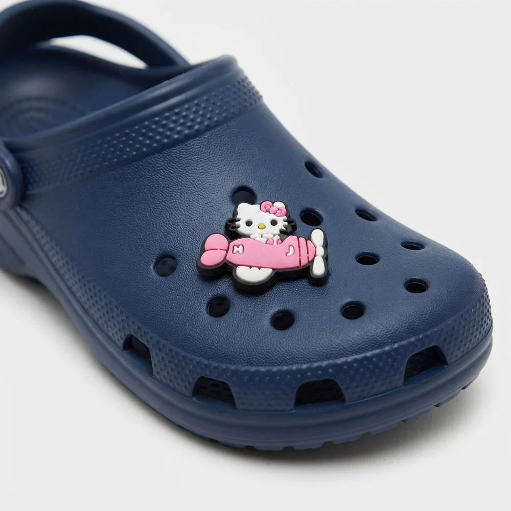 Charm Hello Kitty en avion rose sur une Crocs bleu marine
