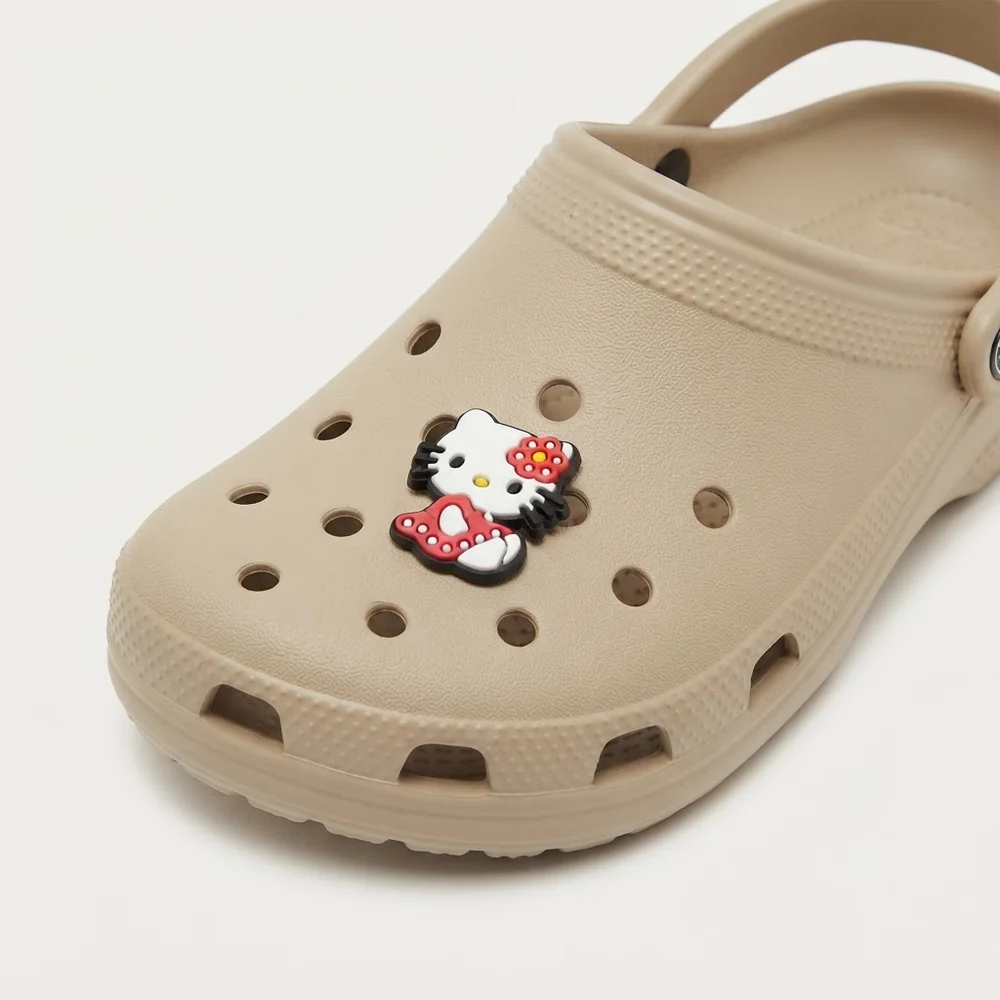 Jibbitz Hello Kitty fleur rouge sur une Crocs beige