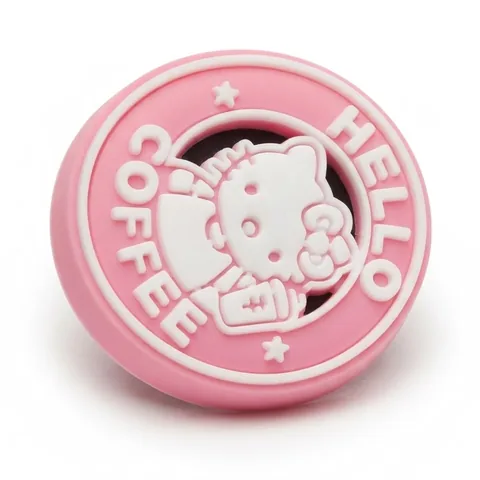Jibbitz rond rose Hello Coffee avec Hello Kitty tenant un gobelet de café