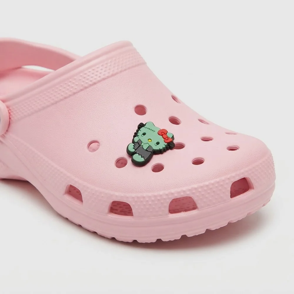 Jibbitz Hello Kitty Frankenstein vert sur une Crocs rose pâle
