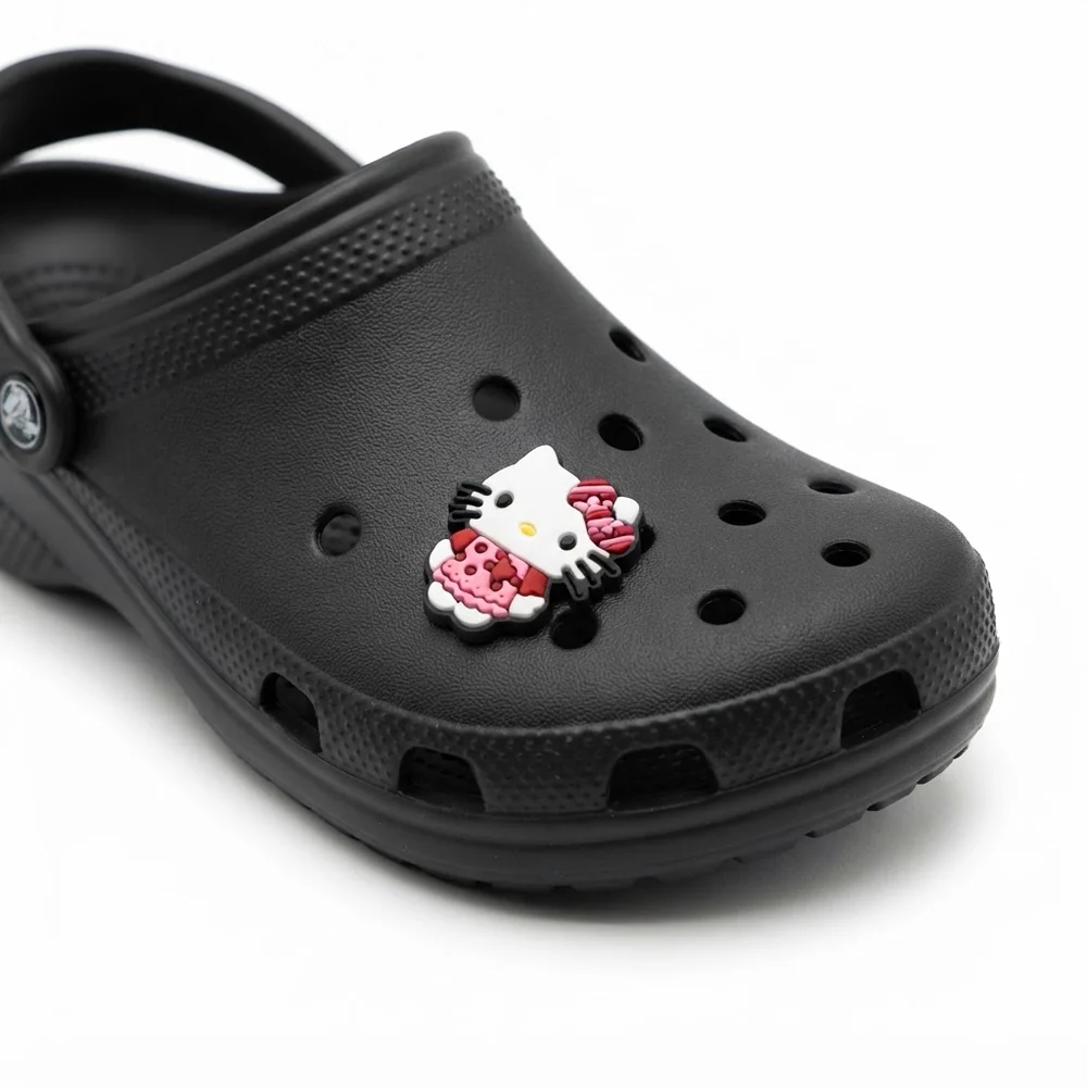 Charm Hello Kitty robe rose à pois sur une Crocs noire
