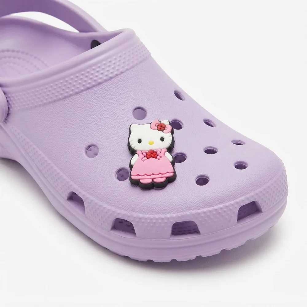 Jibbitz Hello Kitty robe de princesse rose sur une Crocs lilas