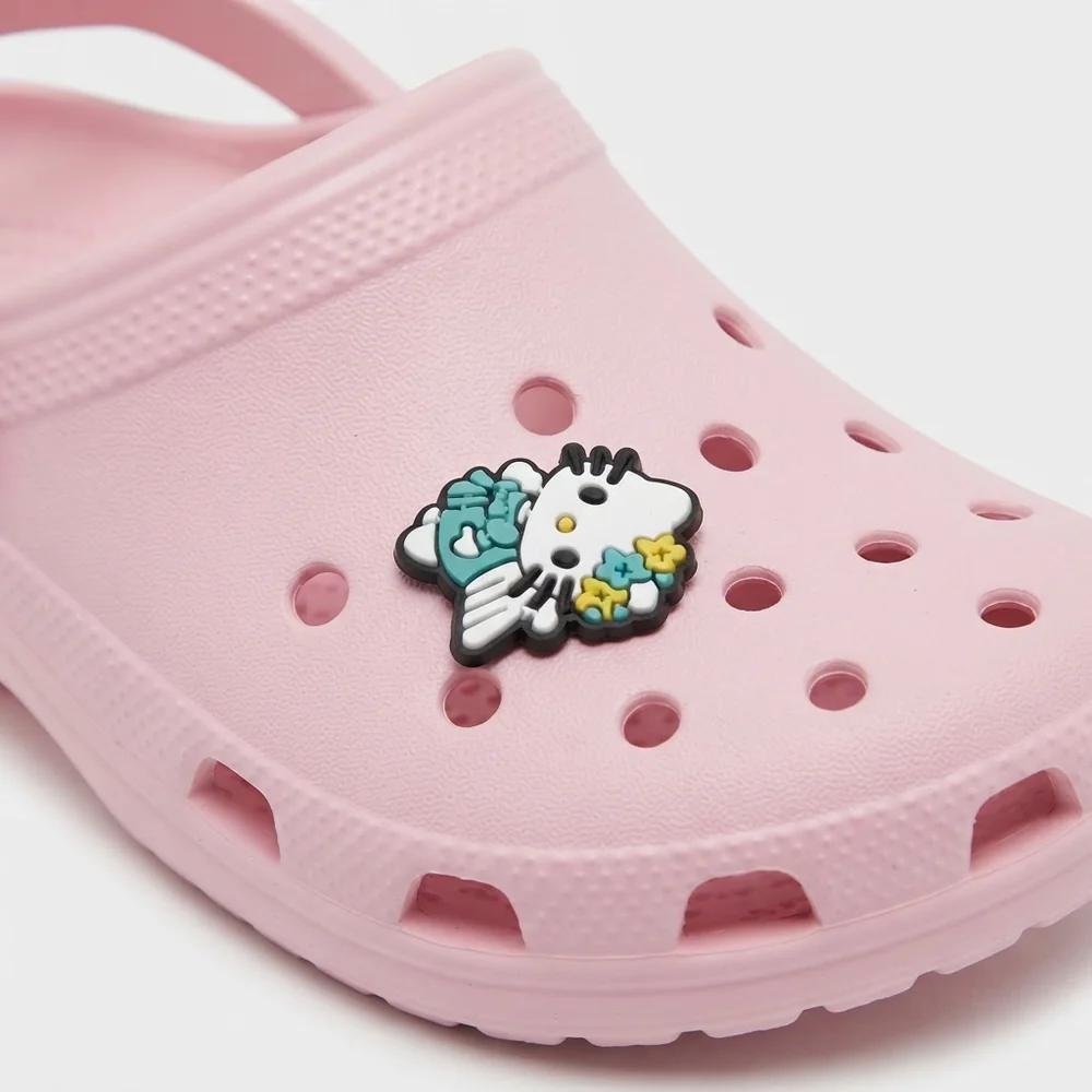 Jibbitz Hello Kitty fleurs bleu canard sur une Crocs rose pâle