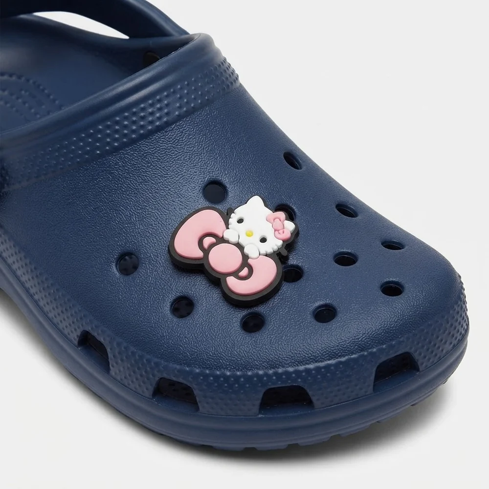 Charm Hello Kitty gros nœud rose sur une Crocs bleu marine