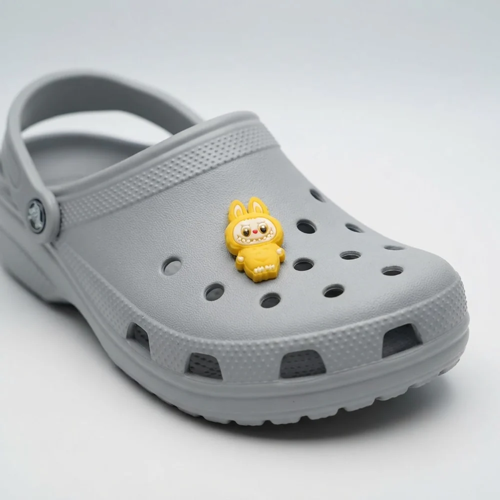 Jibbitz Labubu jaune clipsé sur une Crocs