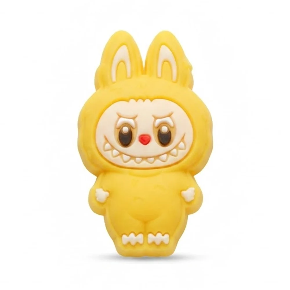 Jibbitz Labubu jaune en corps entier, oreilles de lapin, nez rouge et dents pointues
