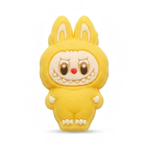Jibbitz Labubu jaune en corps entier, oreilles de lapin, nez rouge et dents pointues
