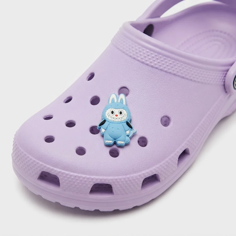 Charm Labubu bleu requin porté sur une Crocs