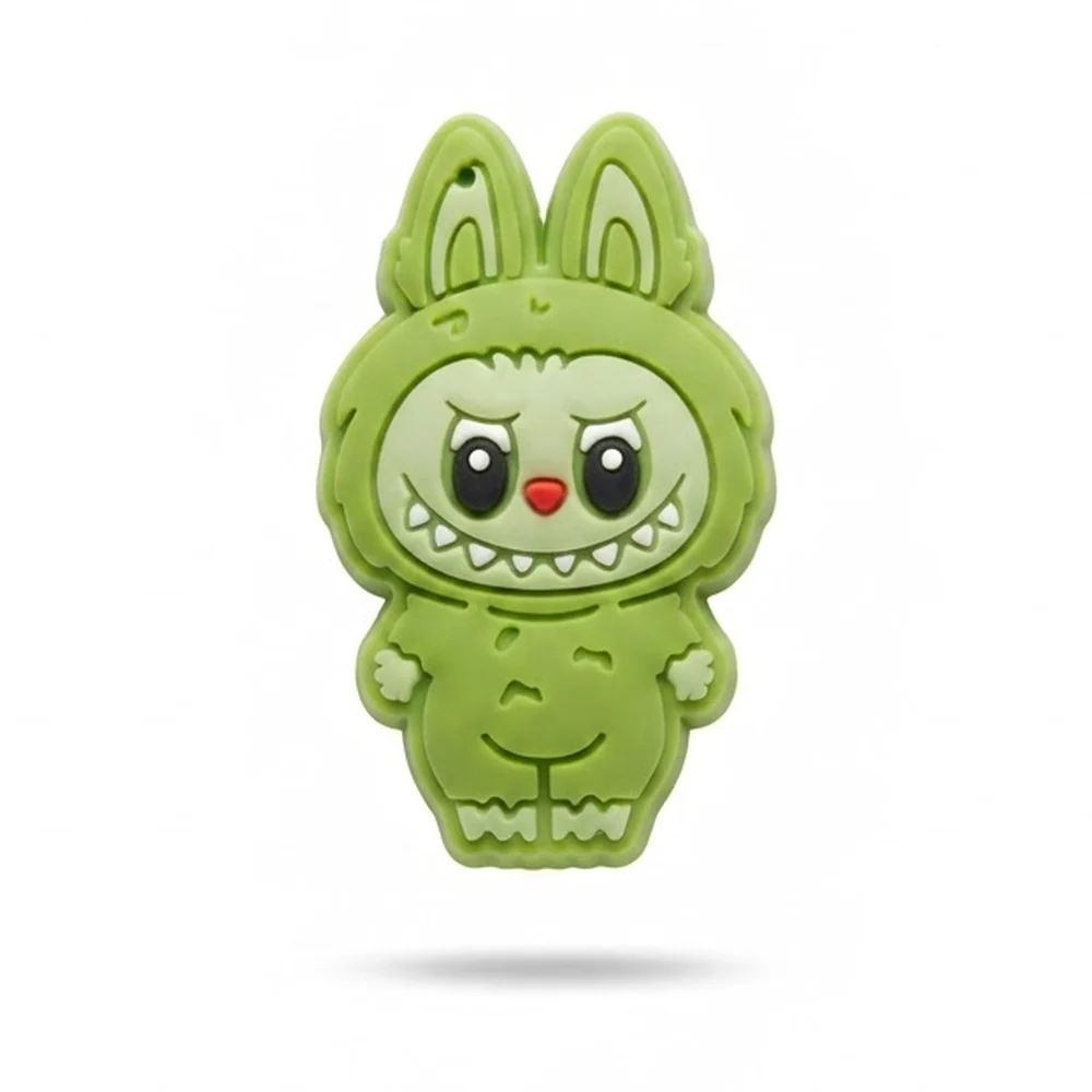 Jibbitz Labubu vert olive en corps entier, sourire espiègle et oreilles de lapin