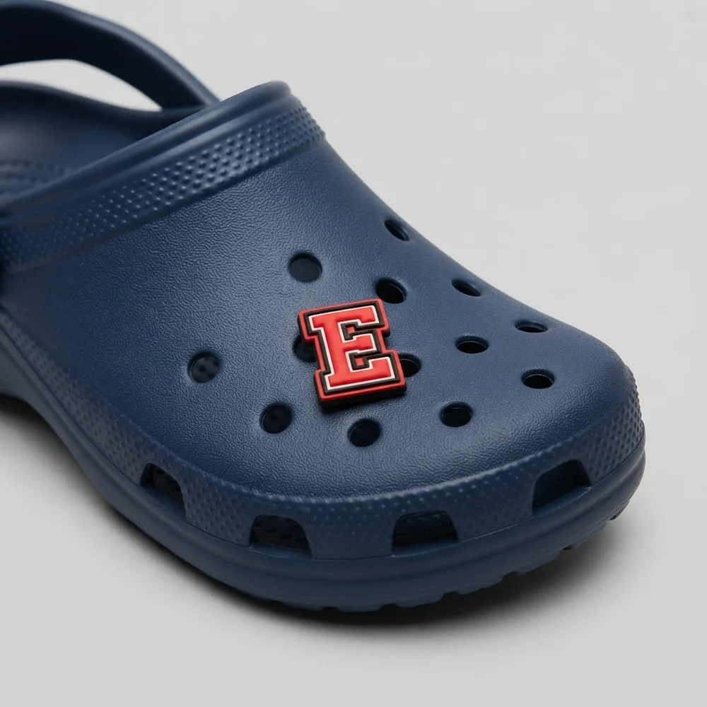 Jibbitz lettre E rouge clipsé sur une Crocs