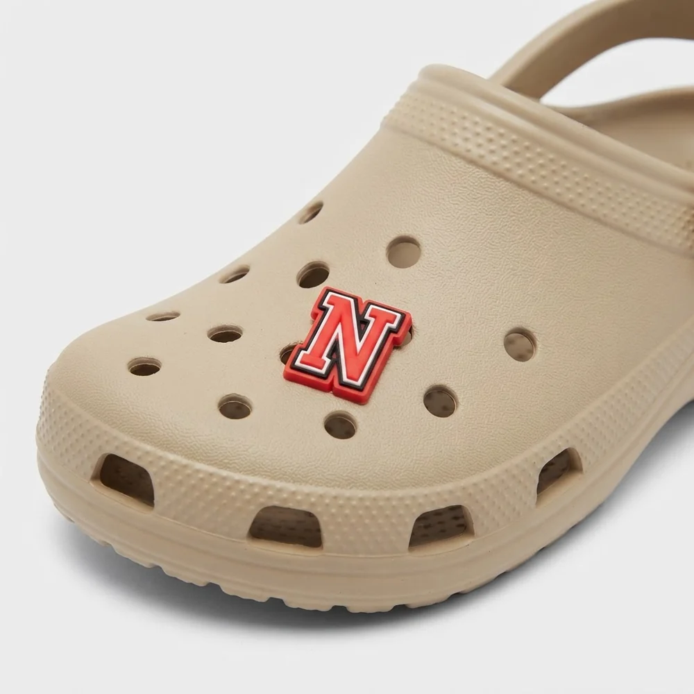 Charm lettre N rouge porté sur une Crocs