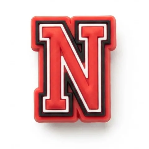Jibbitz lettre N rouge style college avec liseré blanc et bordure noire