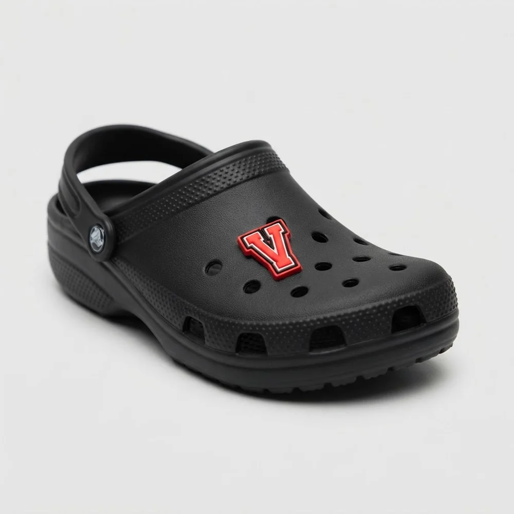 Charm lettre V rouge porté sur une Crocs