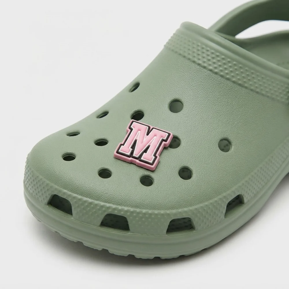Charm lettre M rose porté sur une Crocs