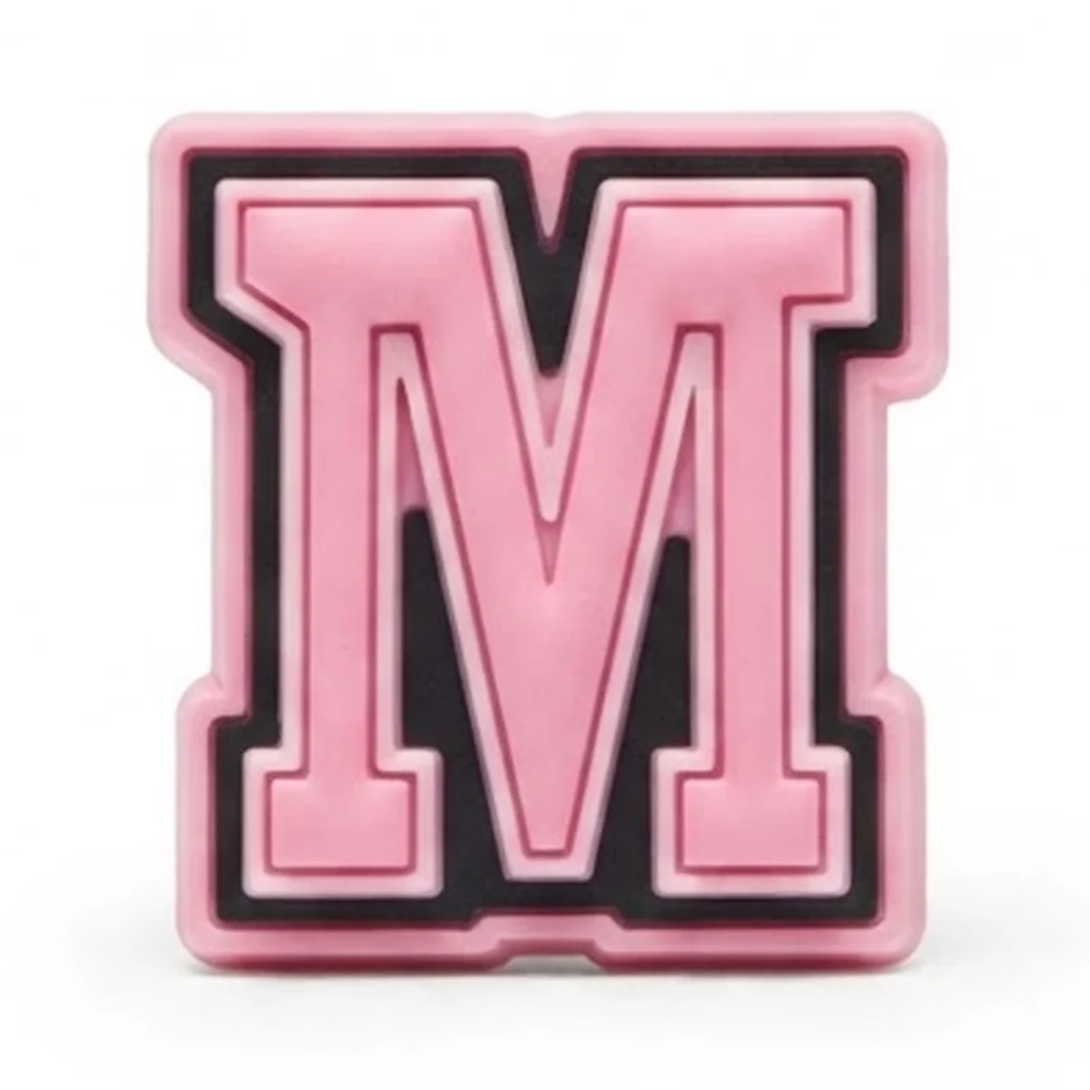 Jibbitz lettre M rose style universitaire avec liseré blanc et bordure noire