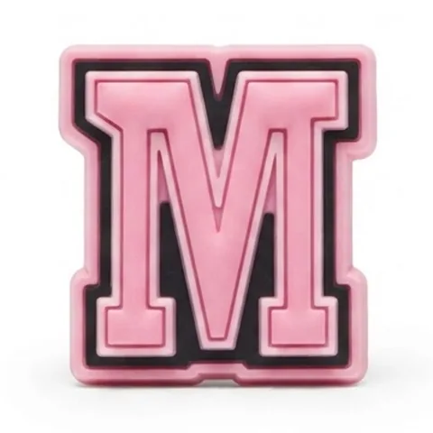 Jibbitz lettre M rose style universitaire avec liseré blanc et bordure noire
