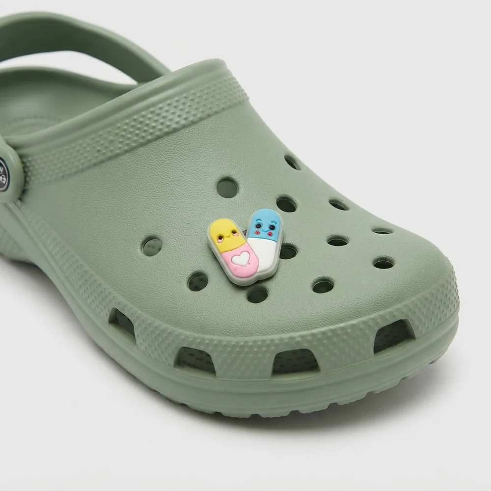 Jibbitz gélules kawaii fluo clipsé sur une Crocs