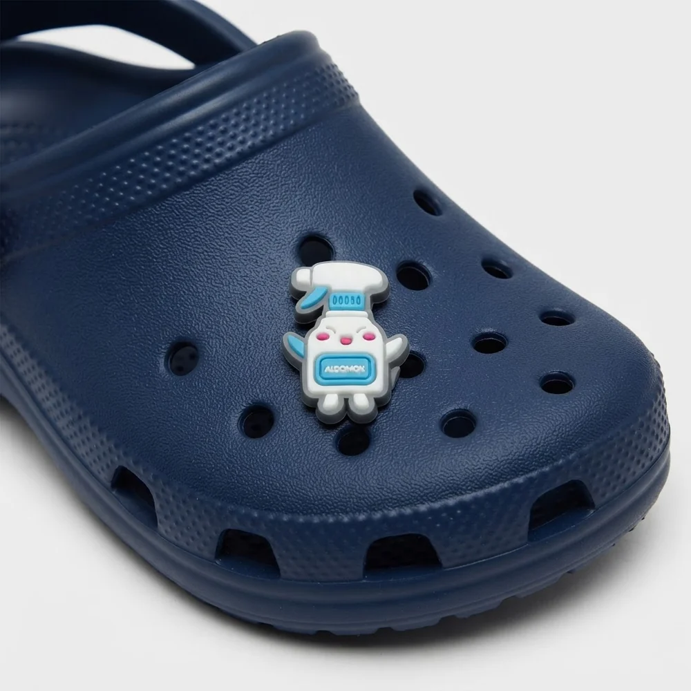 Jibbitz spray désinfectant fluo clipsé sur une Crocs