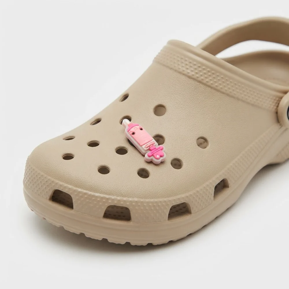 Jibbitz seringue rose fluo porté sur une Crocs