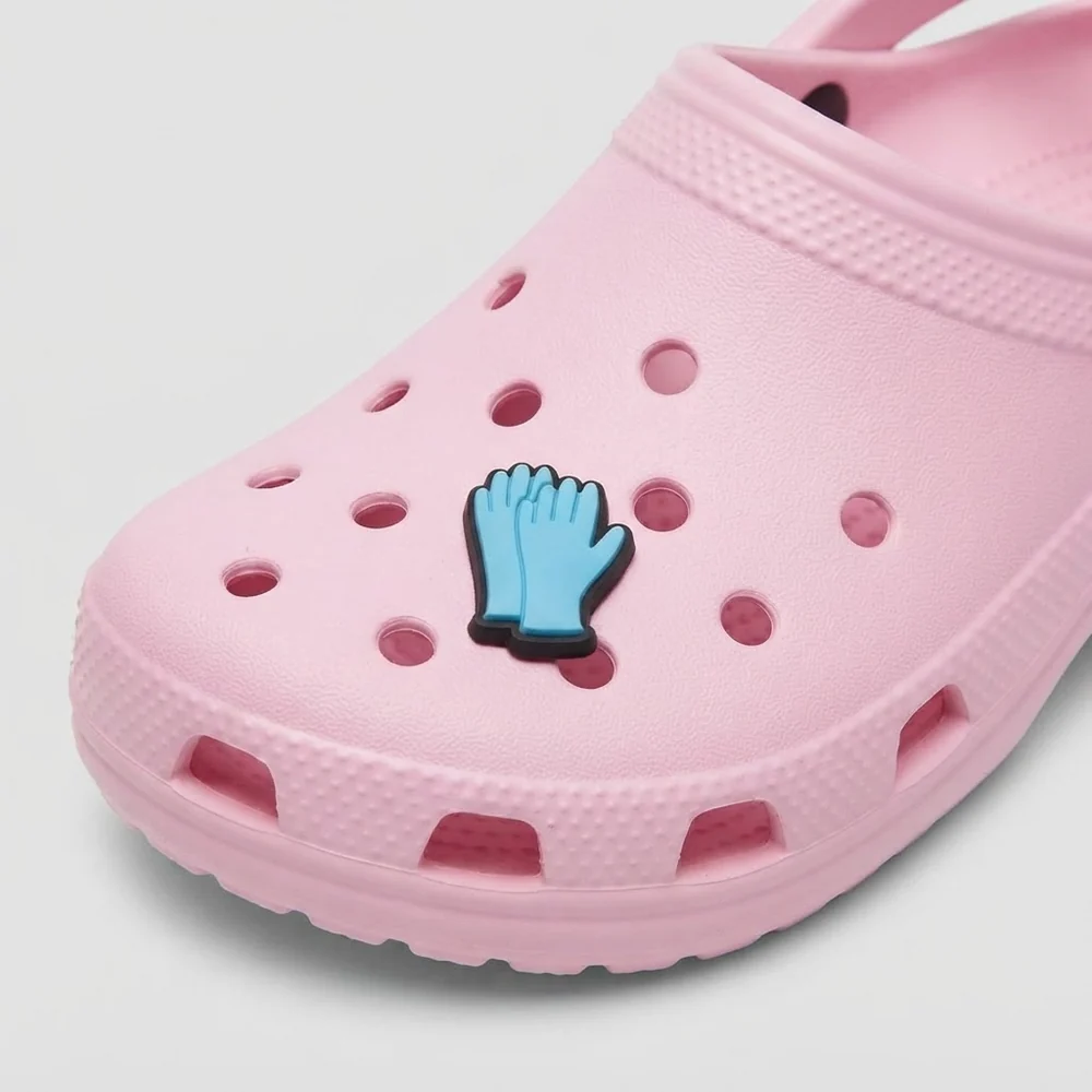 Jibbitz gants médicaux bleus clipsé sur une Crocs de soignant