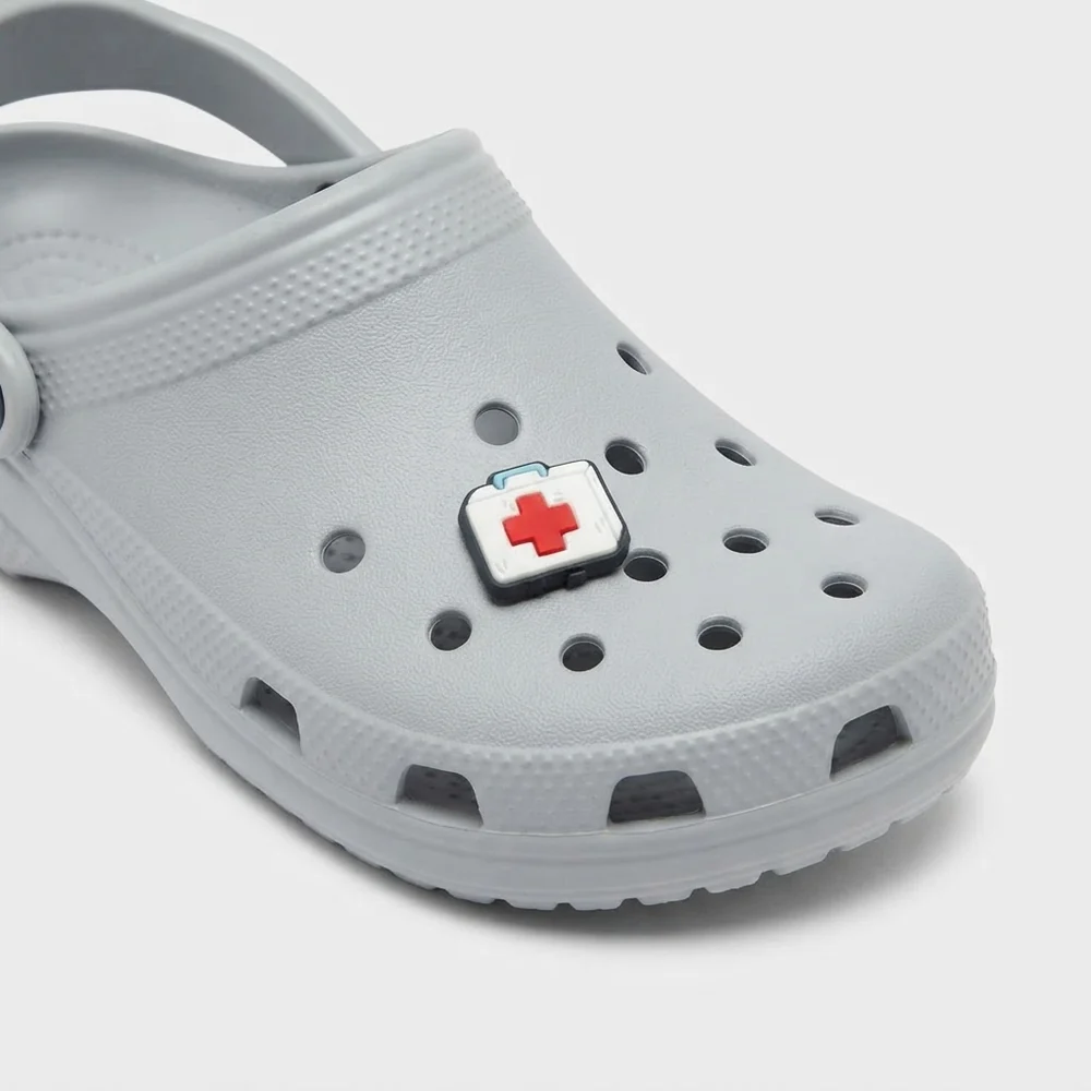 Charm trousse de secours à croix rouge porté sur une Crocs