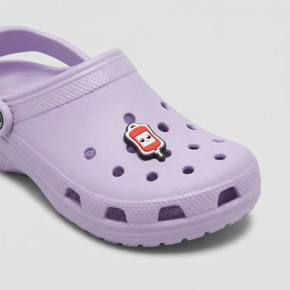 Jibbitz perfusion kawaii clipsé sur une Crocs d'infirmière