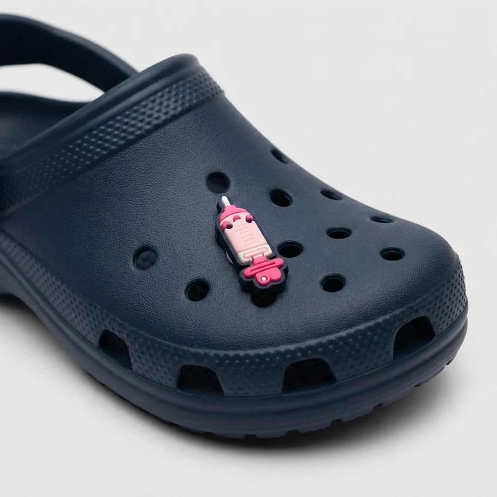 Jibbitz seringue rose porté sur une Crocs d'infirmière