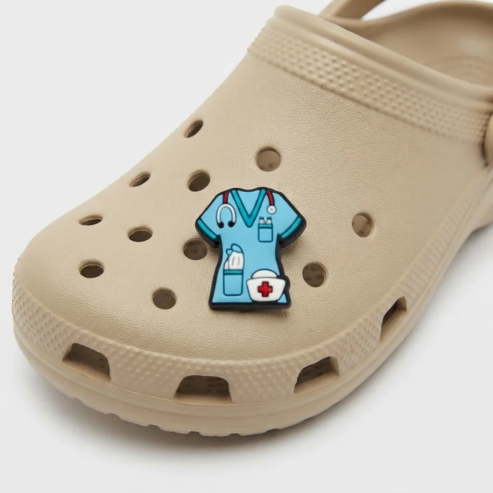Jibbitz blouse bleue de soignant clipsé sur une Crocs