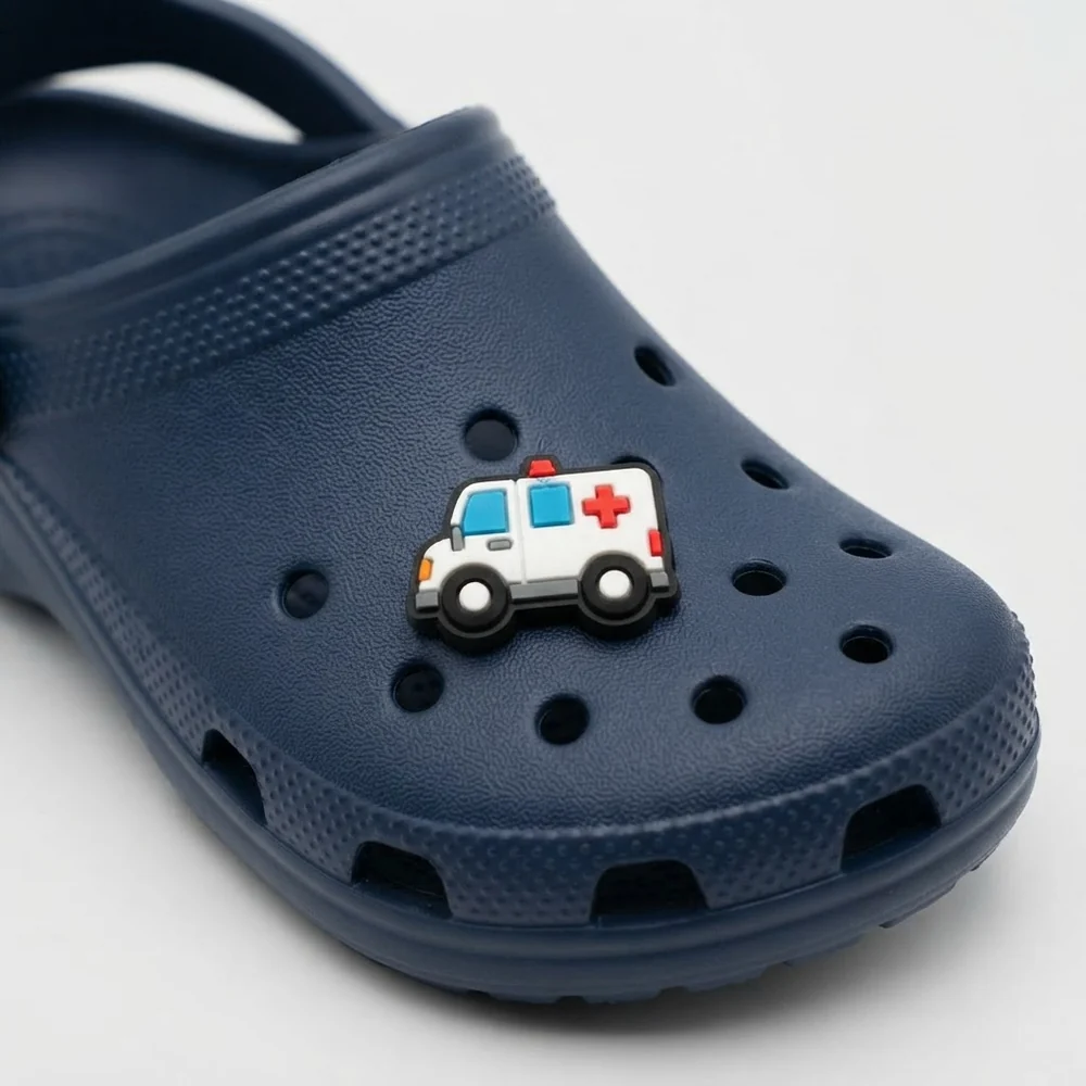 Jibbitz ambulance blanche clipsé sur une Crocs