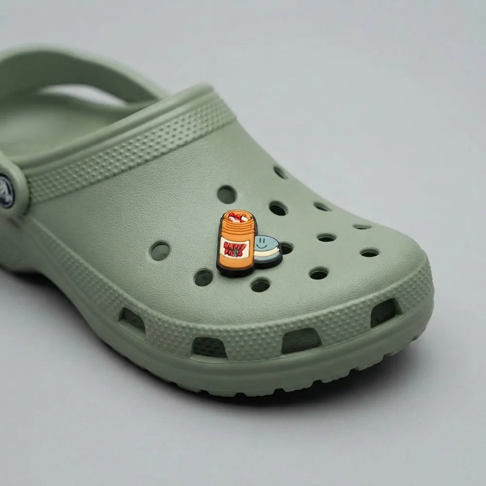 Charm Happy Pills porté sur une Crocs de pharmacien