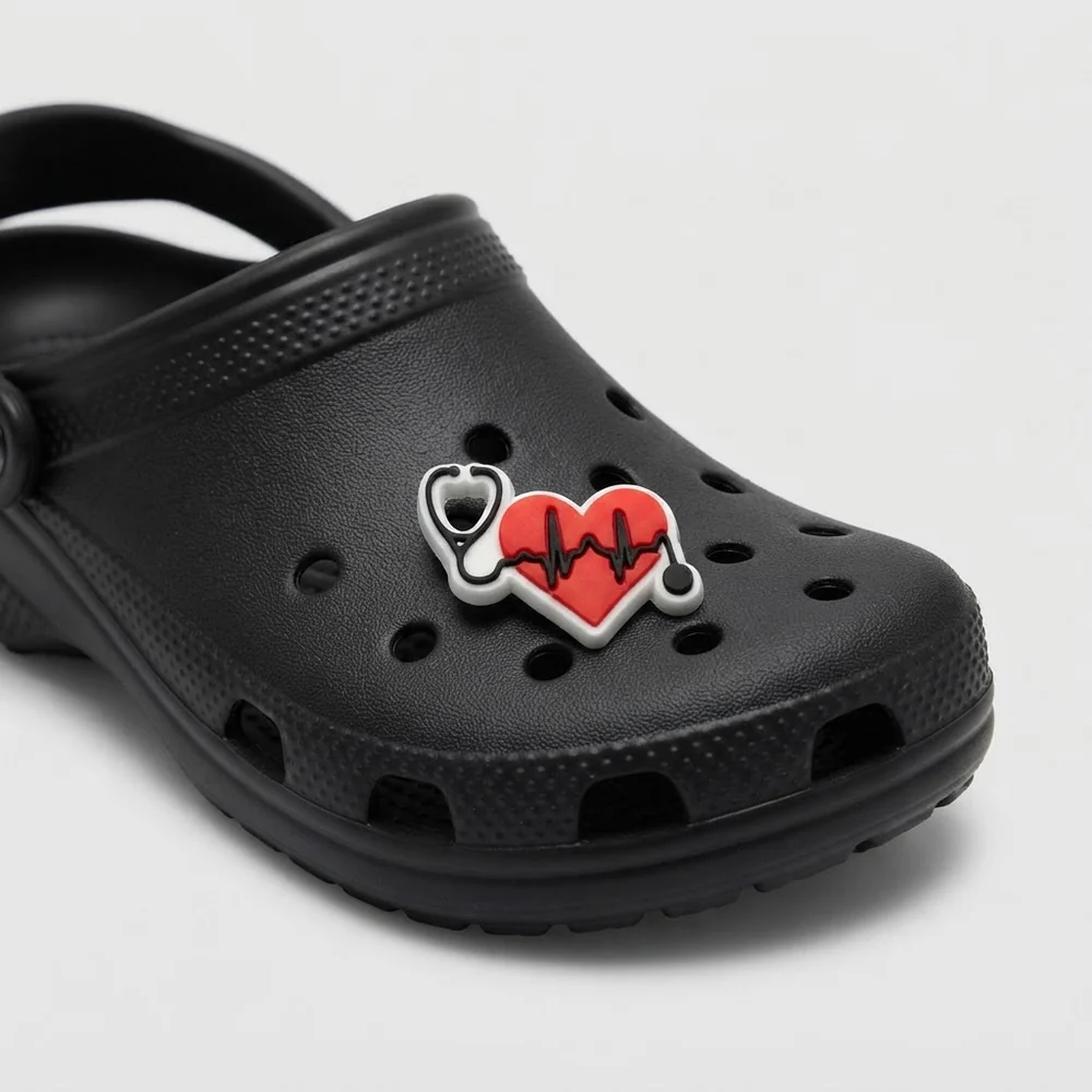 Jibbitz cœur stéthoscope clipsé sur une Crocs