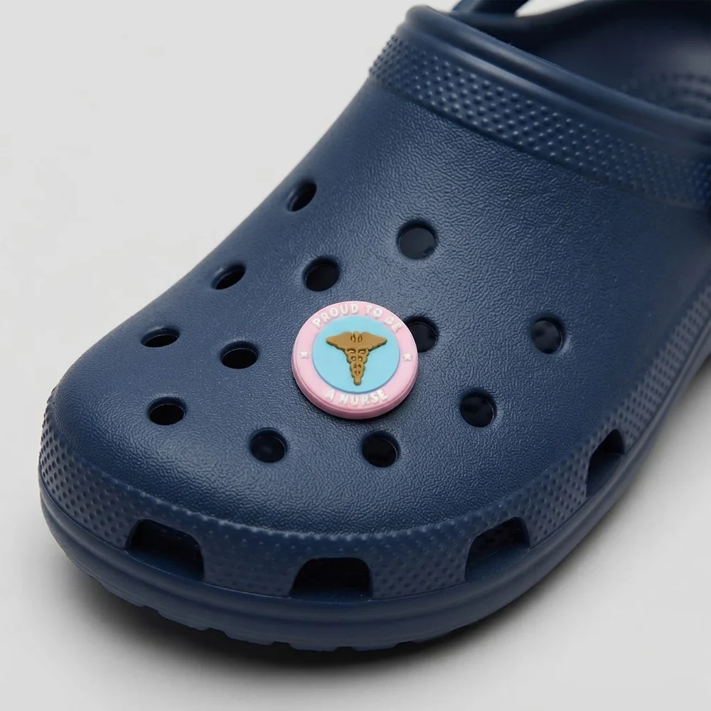 Badge Proud to Be a Nurse porté sur une Crocs