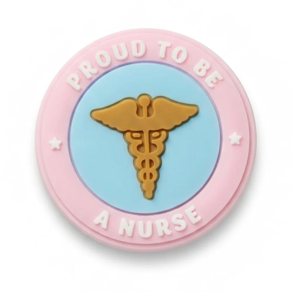 Jibbitz badge rond rose Proud to Be a Nurse avec caducée doré sur fond bleu ciel