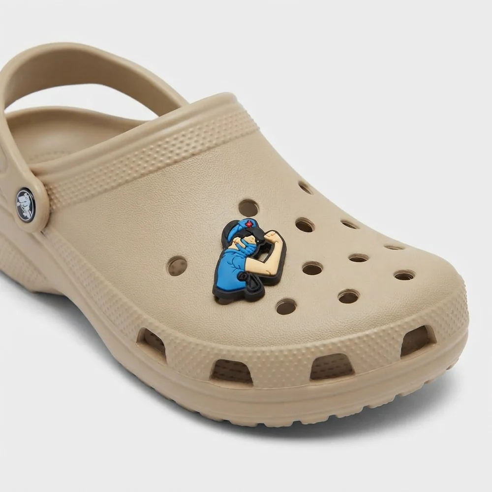 Jibbitz infirmière We Can Do It clipsé sur une Crocs