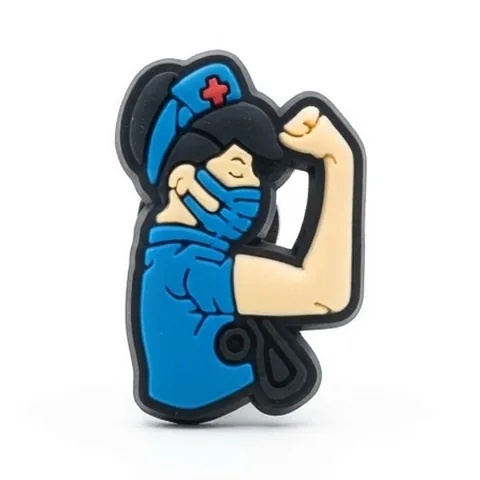 Jibbitz infirmière en tenue bleue et masque, bras levé façon We Can Do It