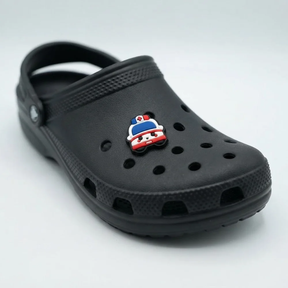 Jibbitz ambulance kawaii porté sur une Crocs