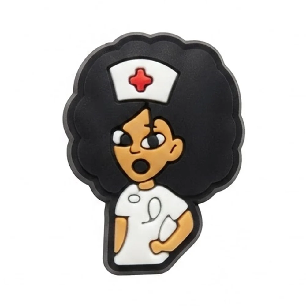 Jibbitz infirmière aux cheveux bouclés, coiffe à croix rouge et tenue blanche