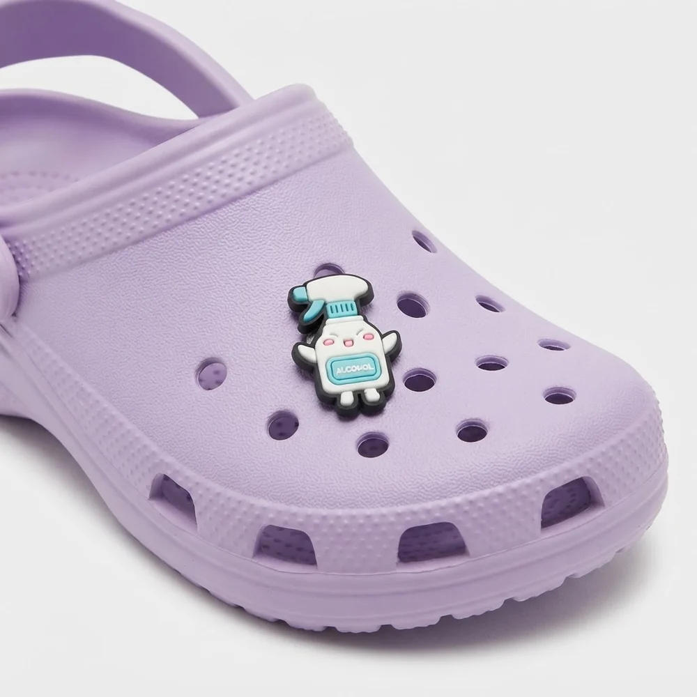 Charm spray désinfectant kawaii porté sur une Crocs