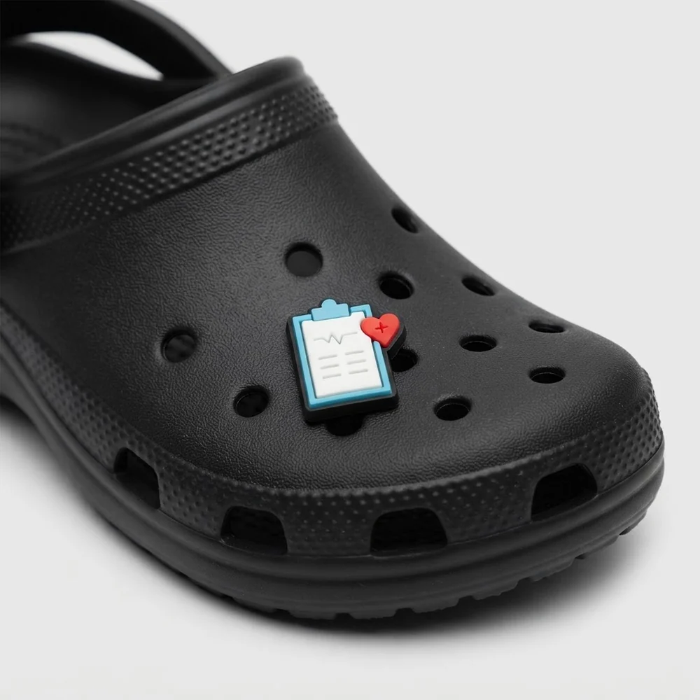 Jibbitz dossier patient porté sur une Crocs