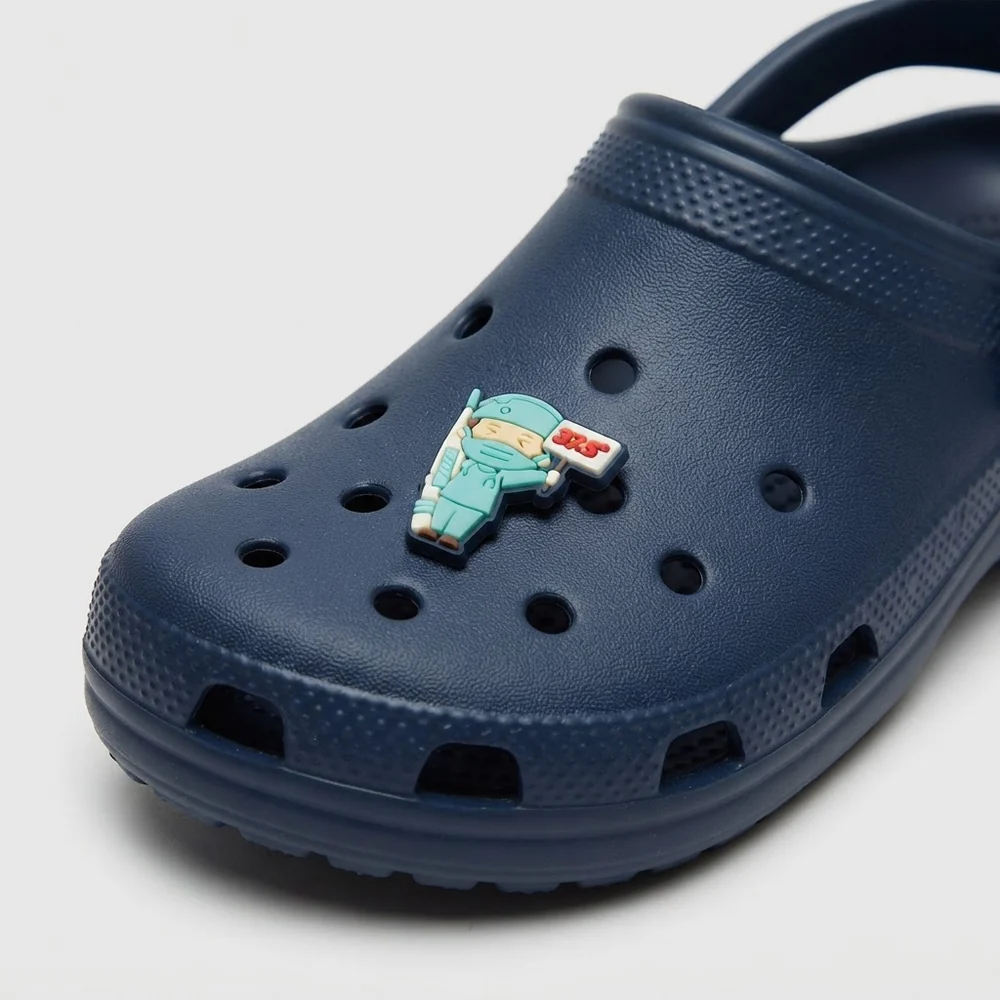 Jibbitz chirurgien à la pancarte clipsé sur une Crocs