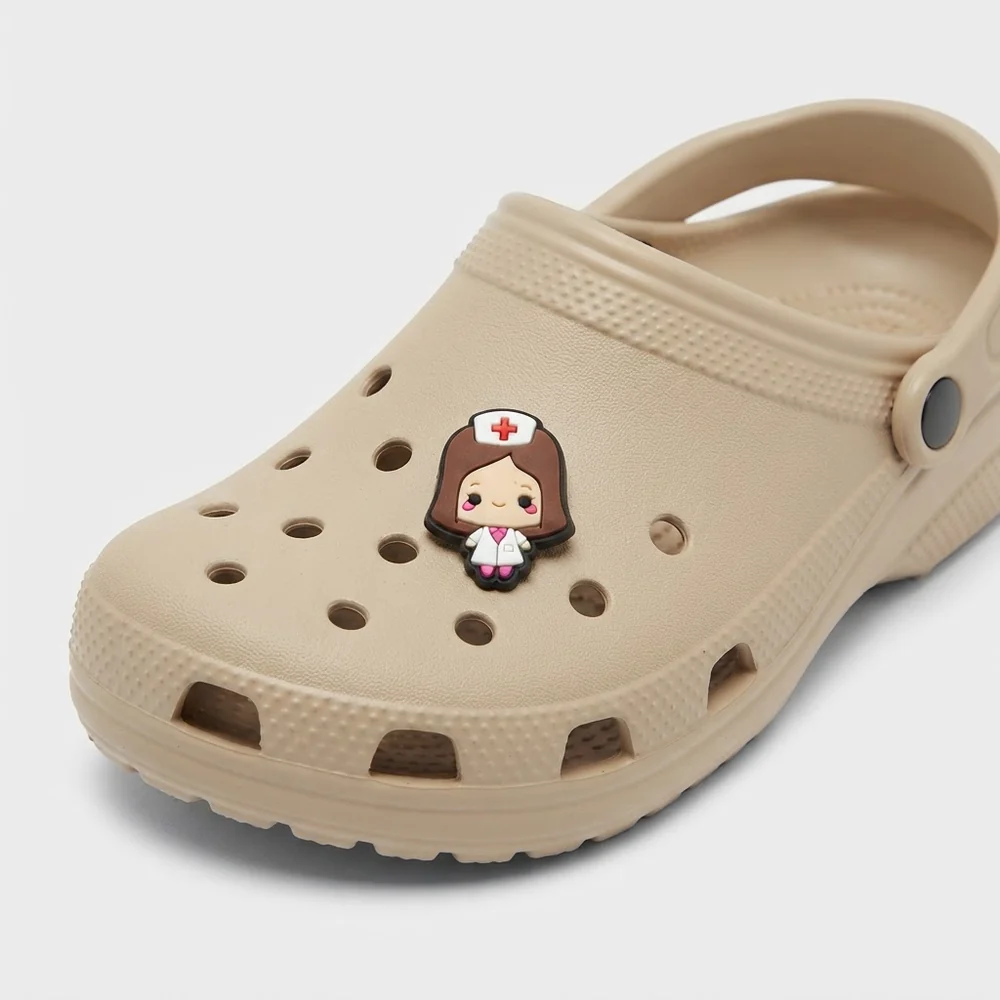 Jibbitz infirmière aux cheveux bruns clipsé sur une Crocs