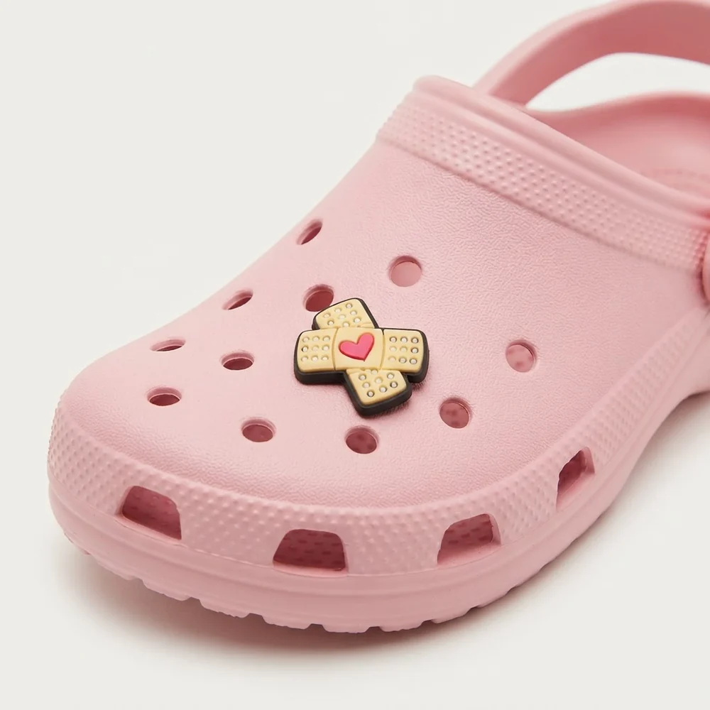 Jibbitz pansement cœur porté sur une Crocs