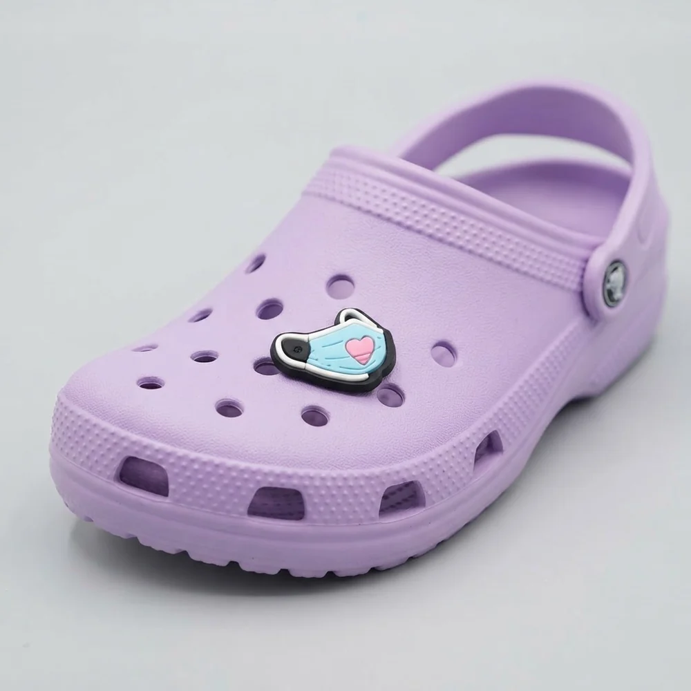 Jibbitz masque cœur rose porté sur une Crocs