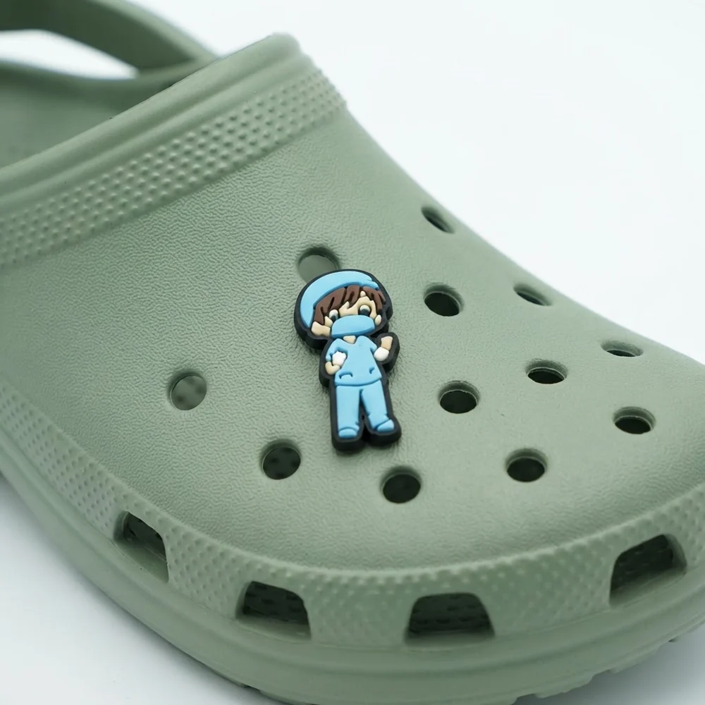 Jibbitz infirmier en tenue bleue clipsé sur une Crocs