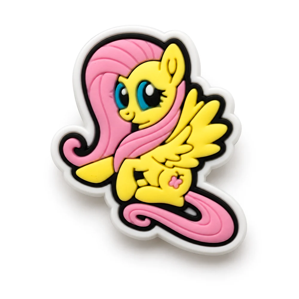 Jibbitz Fluttershy assise, poney jaune aux ailes ouvertes et crinière rose pâle