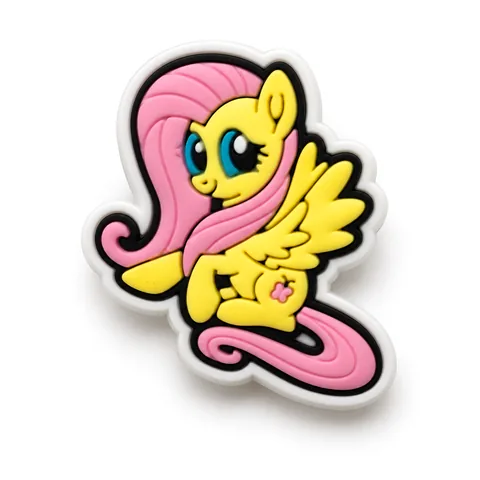 Jibbitz Fluttershy assise, poney jaune aux ailes ouvertes et crinière rose pâle