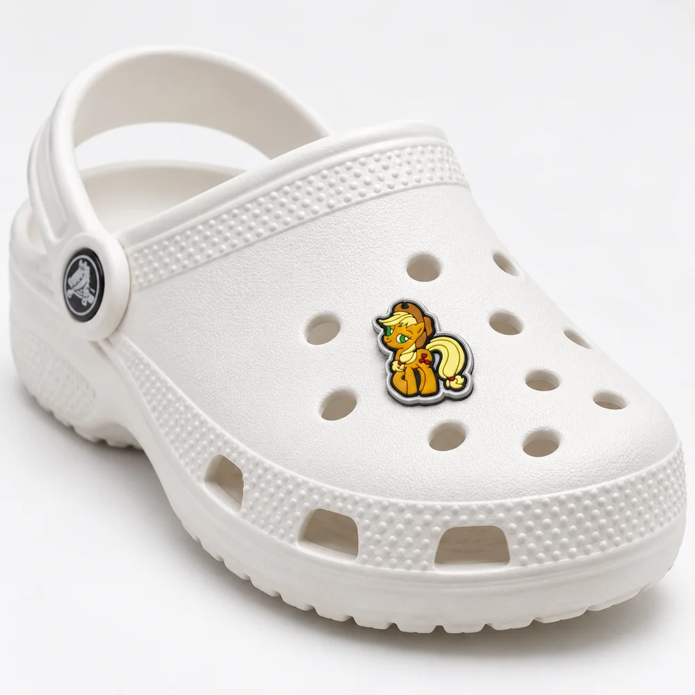 Jibbitz Applejack orange clipsé sur une Crocs blanche