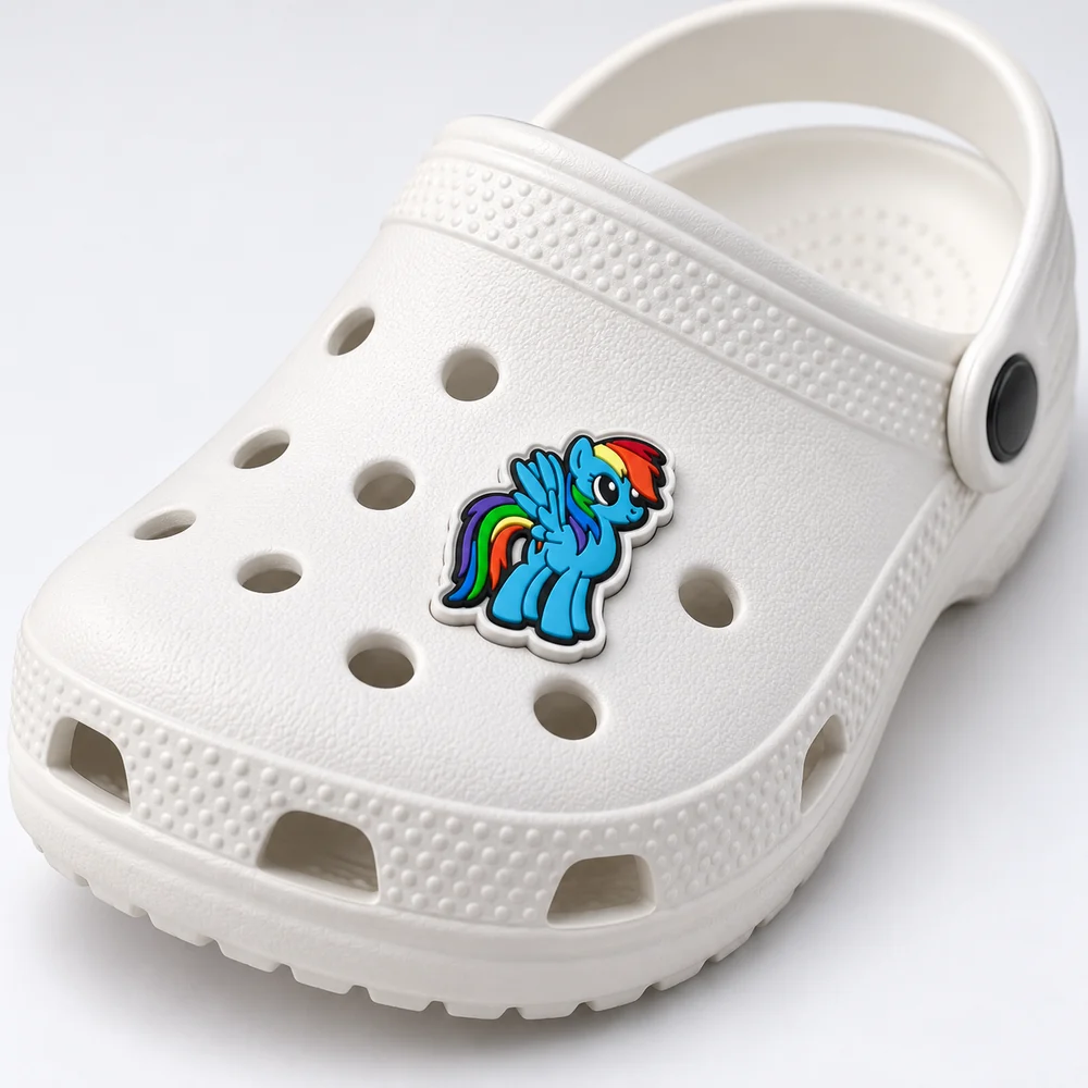 Jibbitz Rainbow Dash debout clipsé sur une Crocs blanche