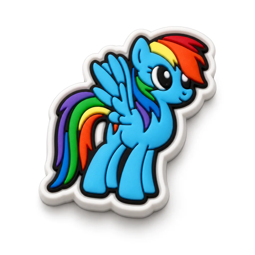 Jibbitz Rainbow Dash debout, poney bleu aux ailes repliées et crinière arc-en-ciel