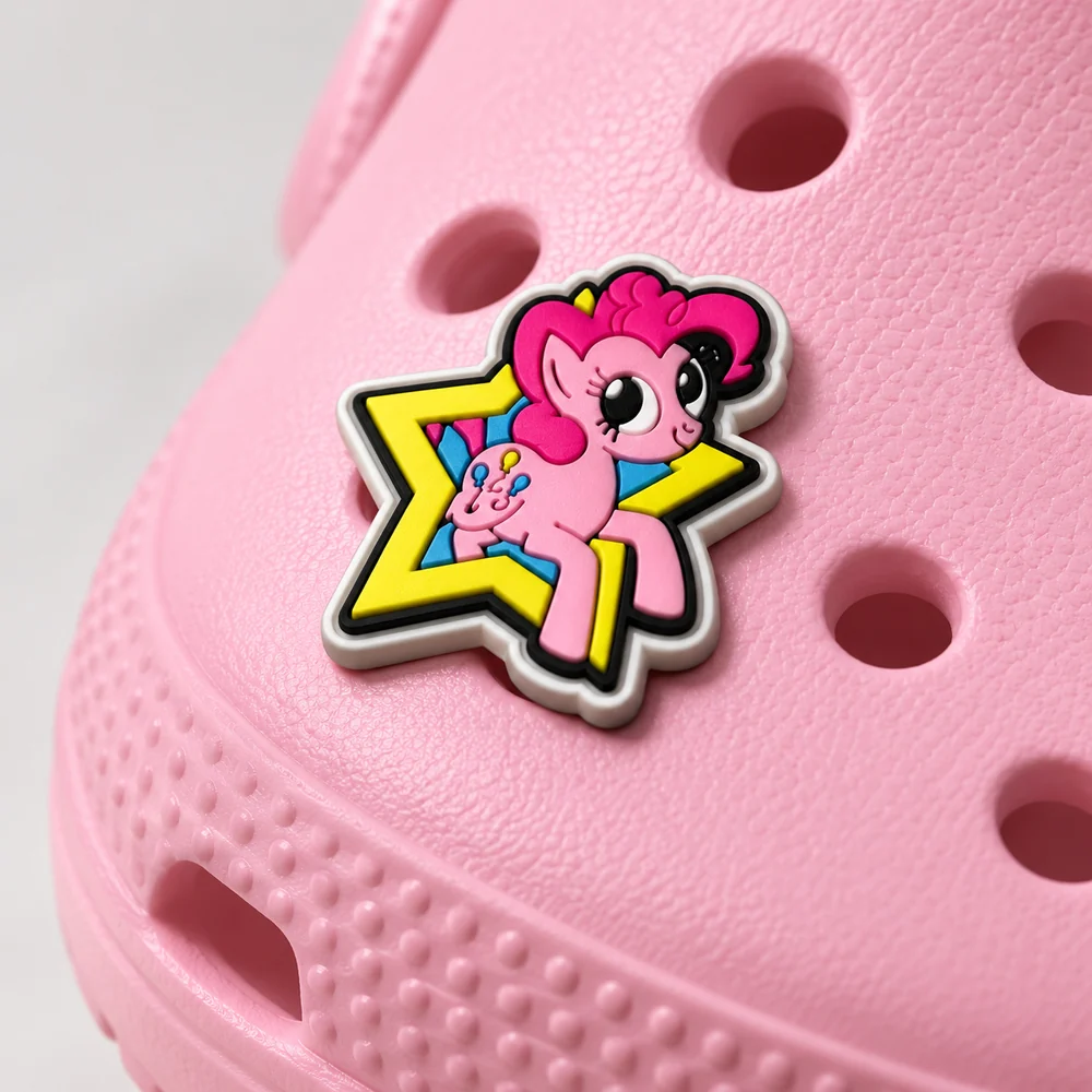 Jibbitz Pinkie Pie étoile jaune clipsé sur une Crocs rose